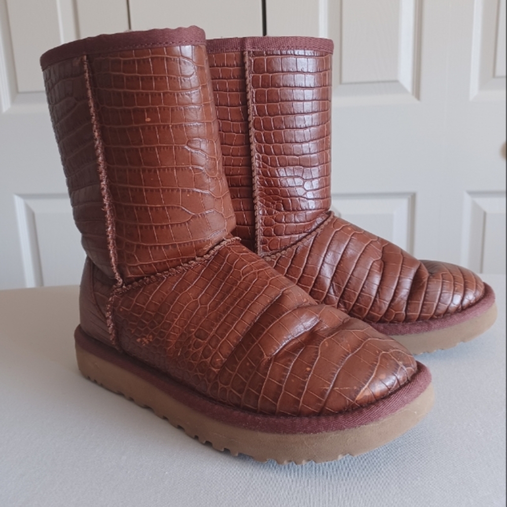 UGG Women's 5 Classic Short Crocodile Embossed Red/Brown Leather Boots